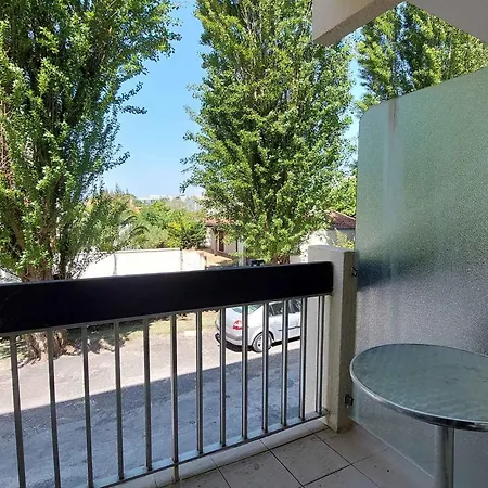 Spacieux 2 Pieces Avec Balcon Et Parking Proche Gare, - Fr-1-550-93 Apartment Royan